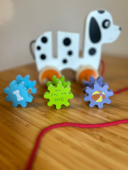 Cachorro de puxar com engrenagens | Brinquedos educativos e montessori é com o Clube.toys!