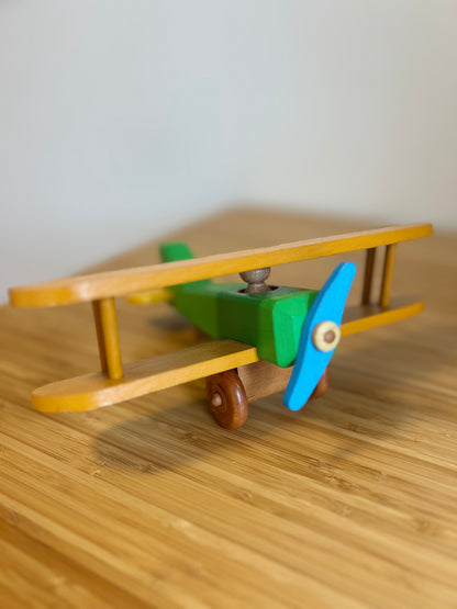 Avião Colorido | Brinquedos educativos e montessori é com o Clube.toys!