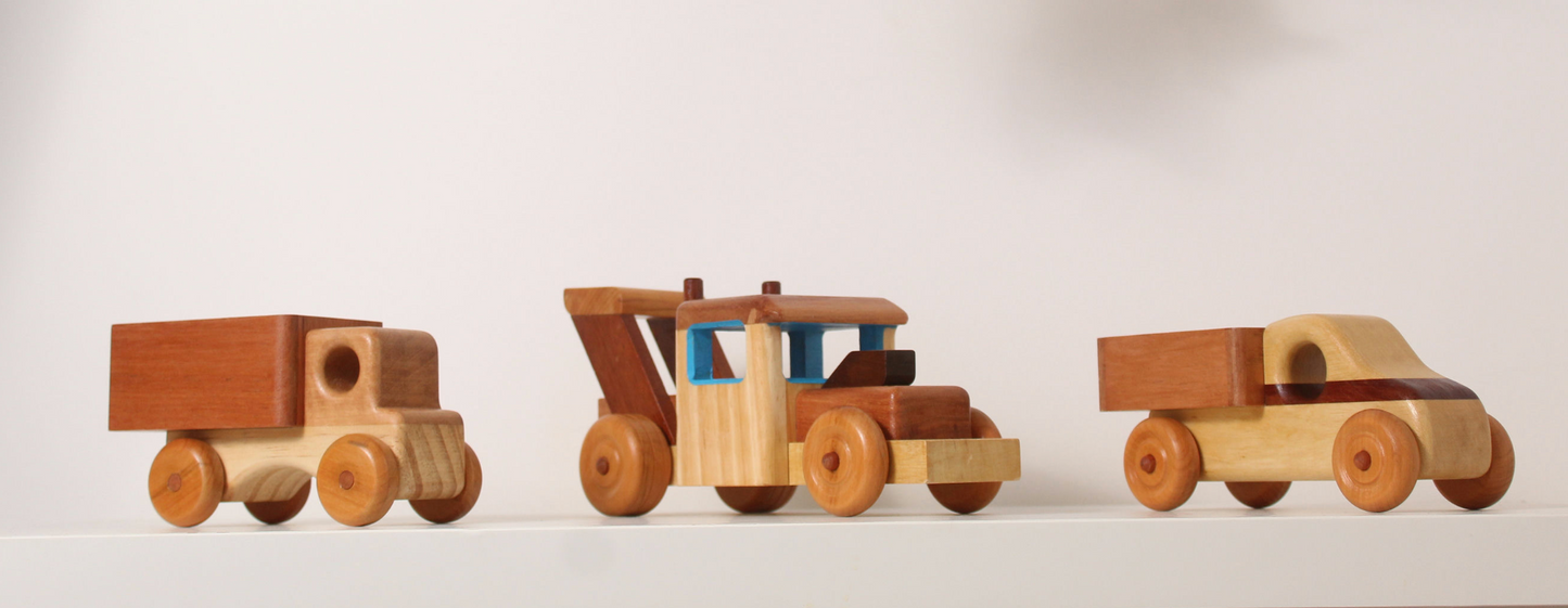 Trio de Caminhões | Brinquedos educativos e montessori é com o Clube.toys!